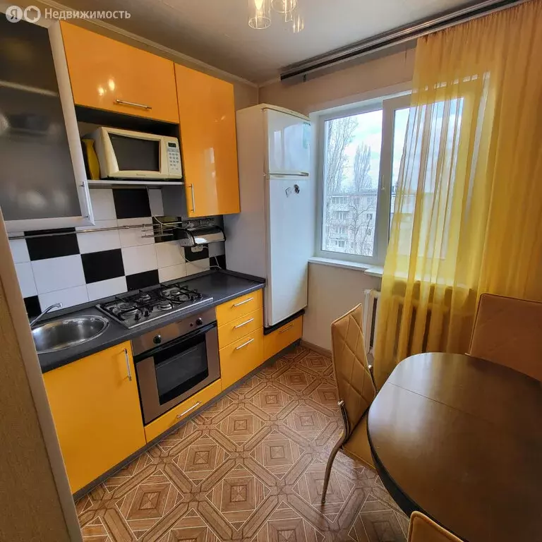 3-комнатная квартира: Саратов, улица имени В.И. Чемодурова, 5 (57.9 м) - Фото 0