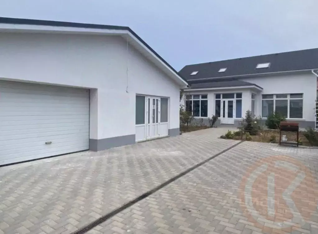 Дом в Крым, Сакский район, с. Уютное ул. Мира, 1 (248 м) - Фото 1