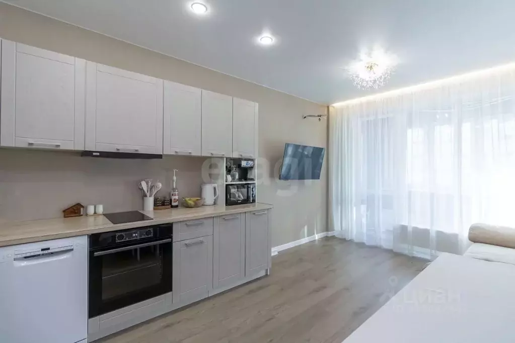 2-к кв. Тюменская область, Тюмень ул. Новоселов, 103 (67.2 м) - Фото 1