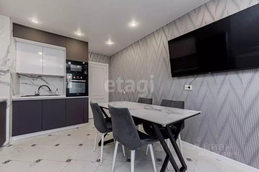 2-к кв. Тюменская область, Тюмень ул. Валентины Трофимовой, 7 (67.5 м) - Фото 1