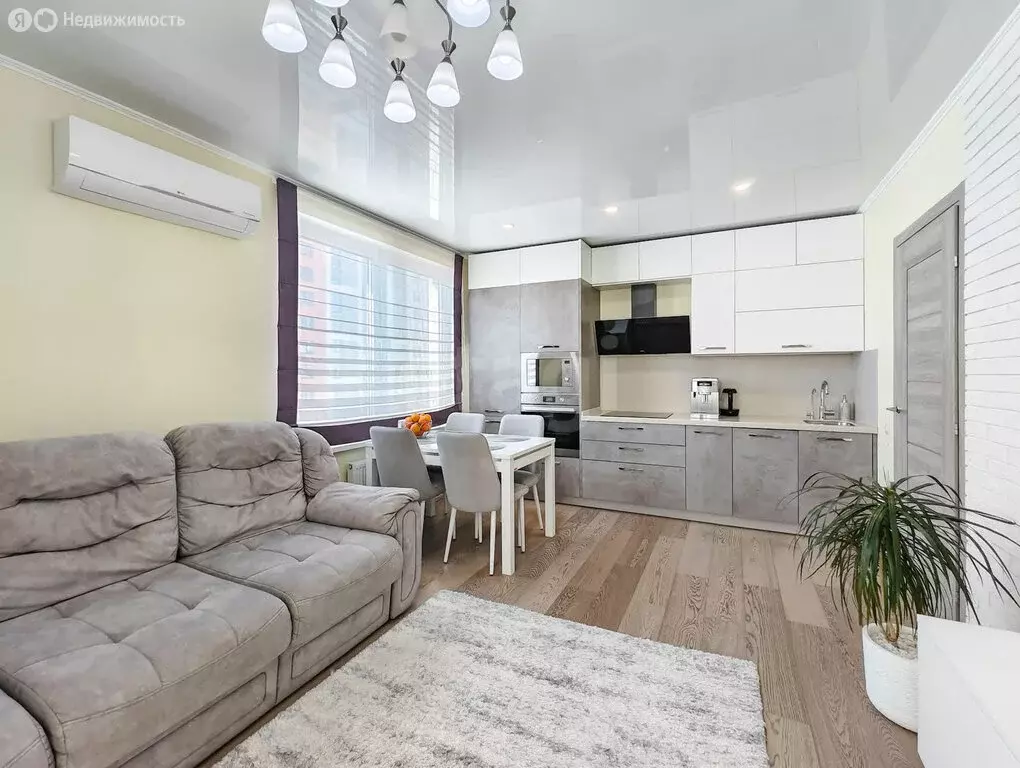 2-комнатная квартира: Тюмень, улица Ю.-Р.Г. Эрвье, 32к1 (62.8 м) - Фото 1