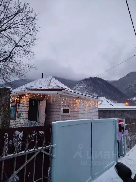 Дом в Карачаево-Черкесия, Карачаевский район, Нижняя Теберда аул ... - Фото 1