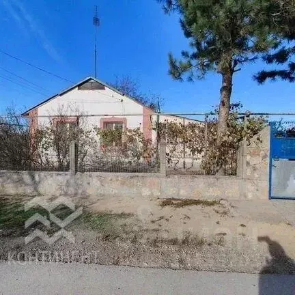 Дом в Крым, Черноморский район, с. Красноярское  (70 м) - Фото 1