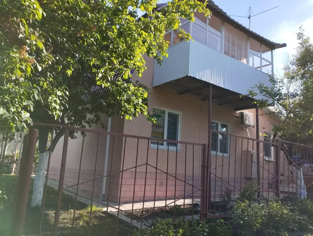 Дом в Саратовская область, Красноармейский район, Луганское ... - Фото 0