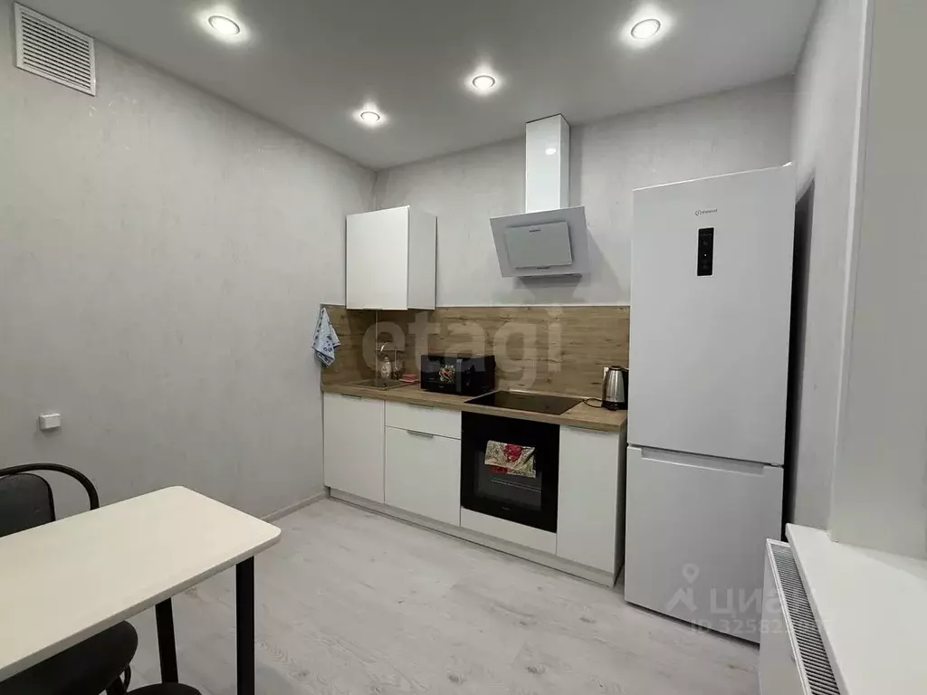 1-к кв. Татарстан, Казань ул. Александра Курынова, 4 (37.0 м) - Фото 2