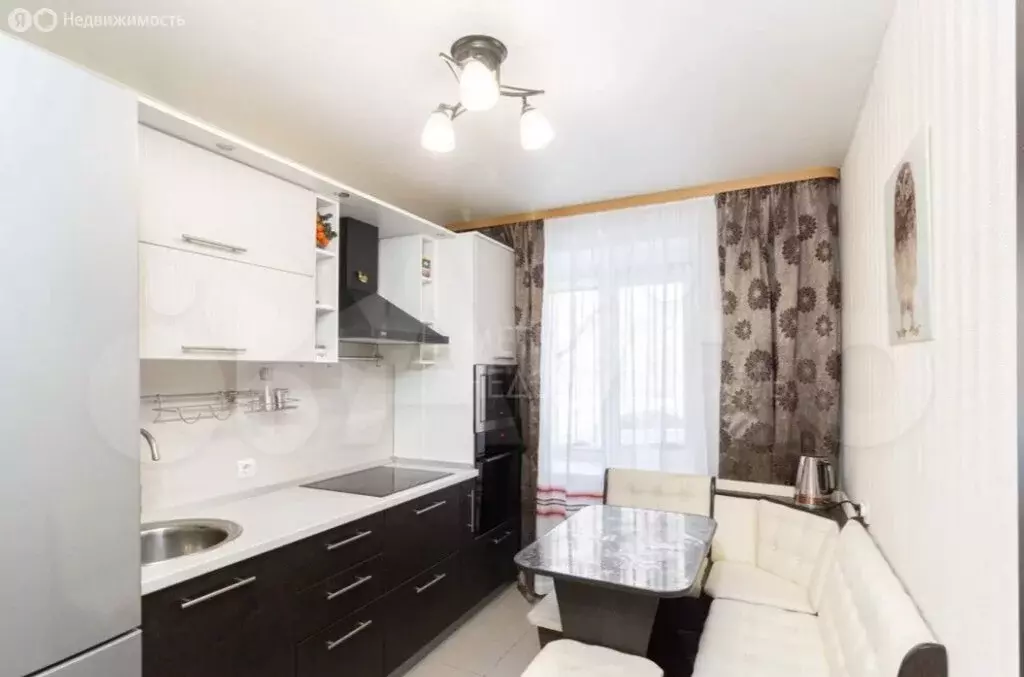 3-комнатная квартира: Тюмень, улица Мельникайте, 48А (61.3 м) - Фото 1