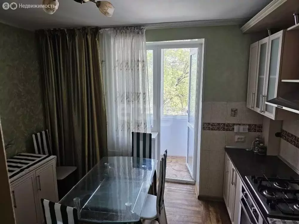 3-комнатная квартира: Феодосия, улица Челнокова, 74 (62.7 м) - Фото 1
