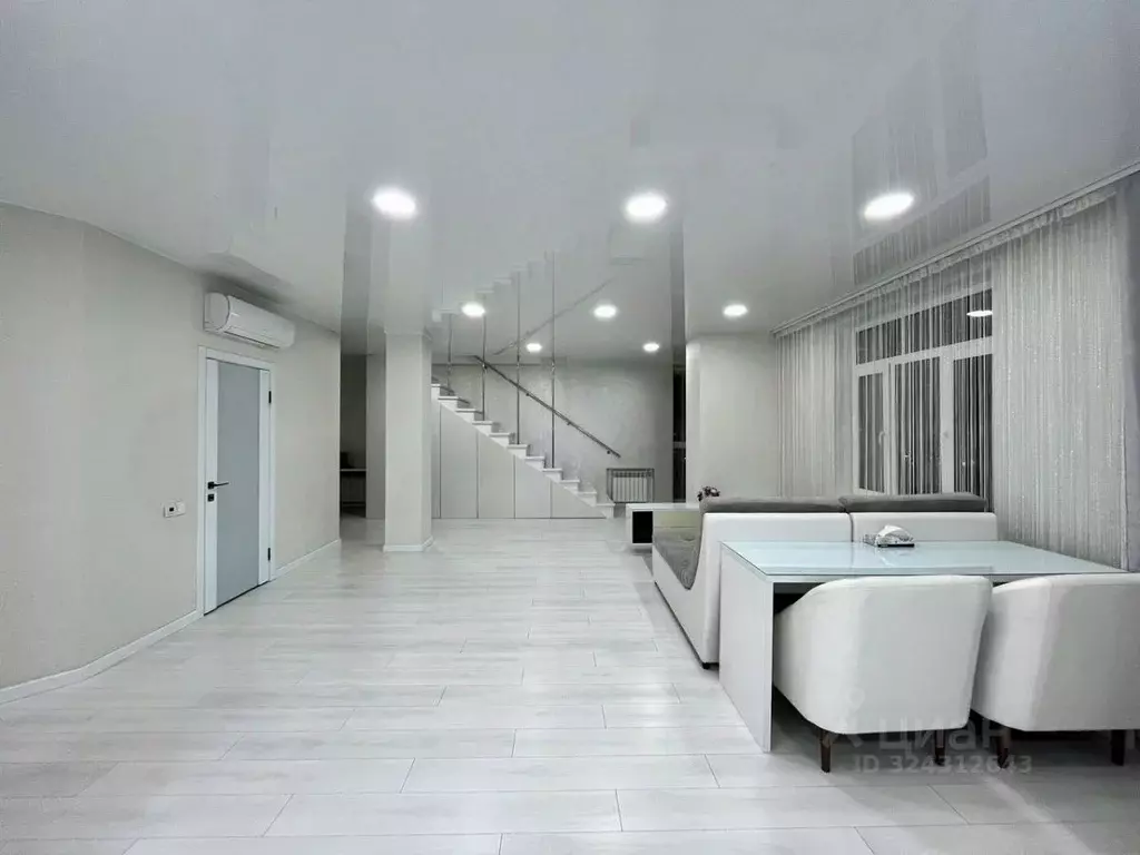 2-к кв. Омская область, Омск просп. Комарова, 15к1 (130.7 м) - Фото 1