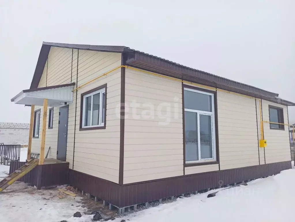 Дом в Челябинская область, пос. Увельский ул. Звездная, 58 (100 м) - Фото 1