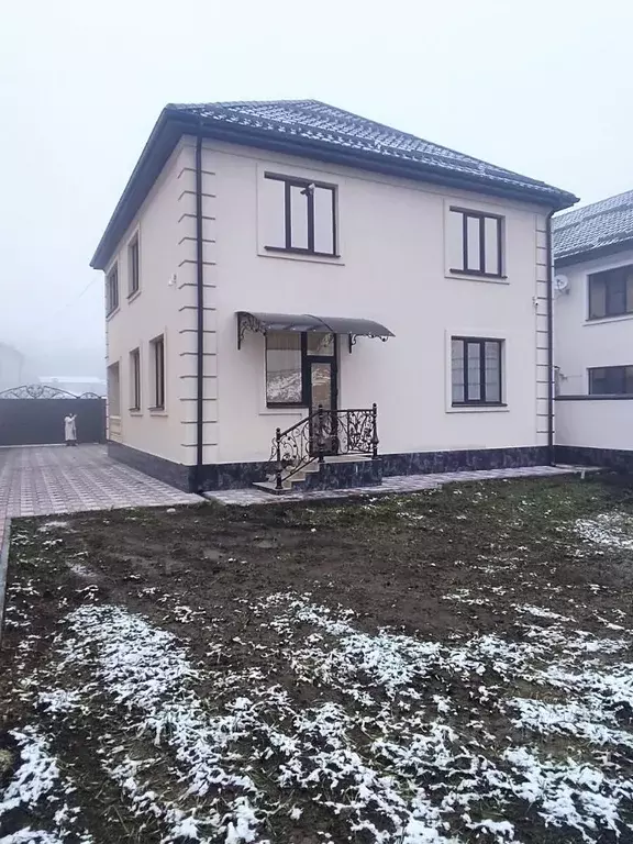 Дом в Кабардино-Балкария, Нальчик ул. Атажукина (240 м) - Фото 1