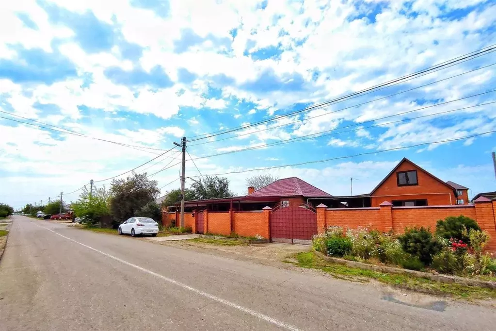 Дом в Адыгея, Адыгейск Комсомольская ул., 43 (150 м) - Фото 1