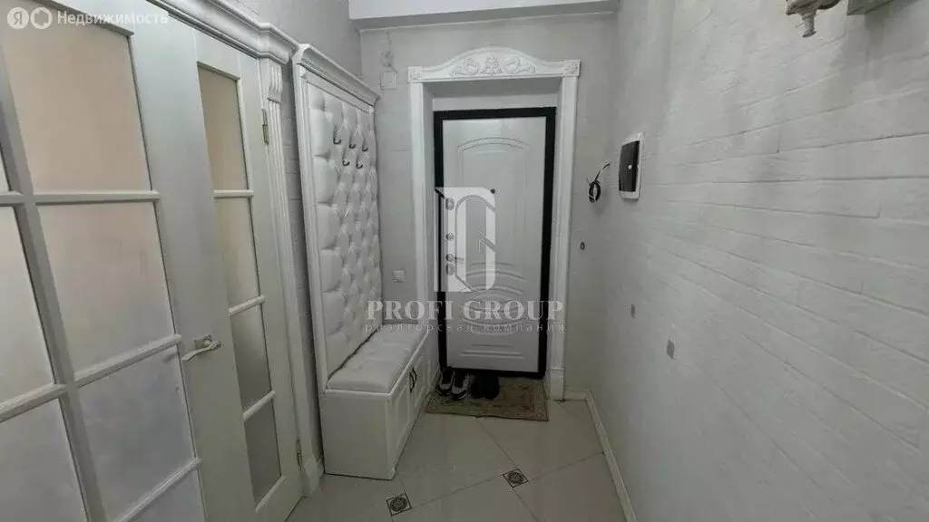 3-комнатная квартира: Махачкала, улица Ирчи Казака, 46 (100 м) - Фото 1