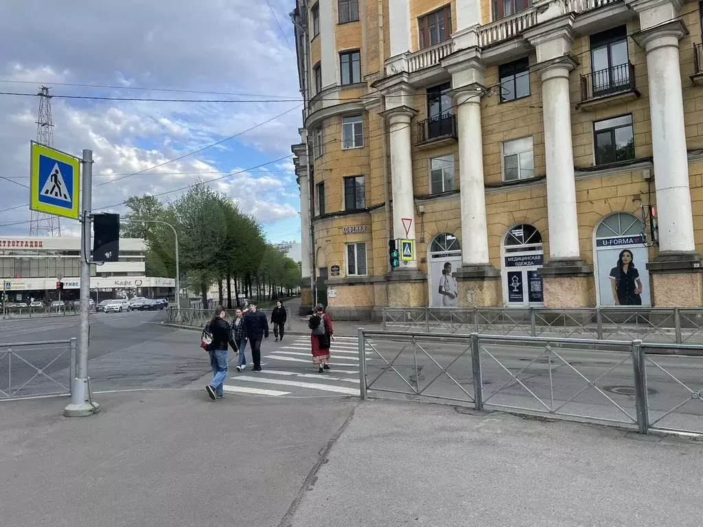 На перекрестке, рядом Первый Мед им Павлова - Фото 1
