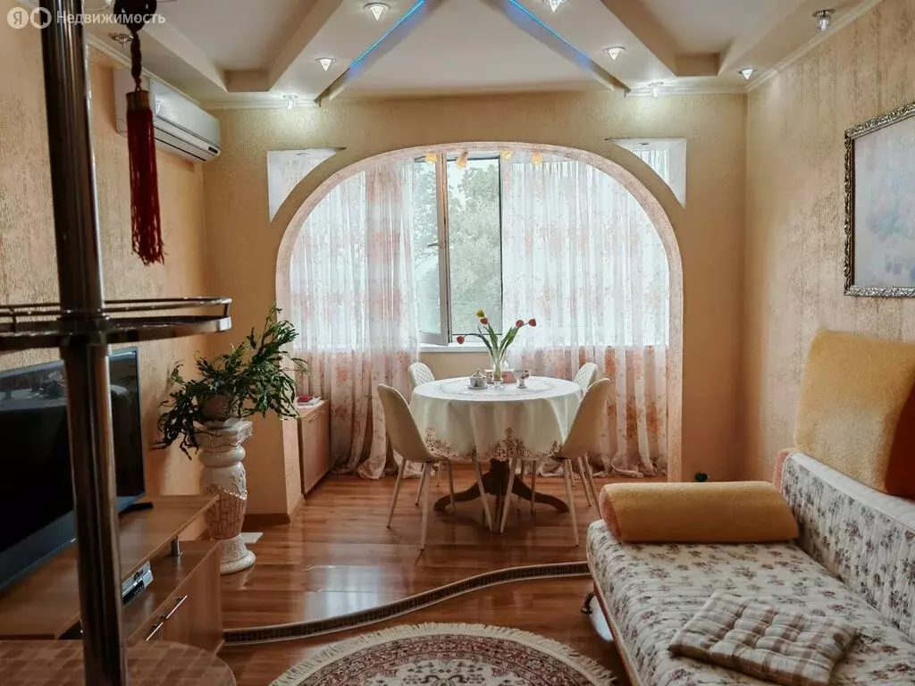 3-комнатная квартира: Артём, улица Кирова, 148 (52.9 м) - Фото 0