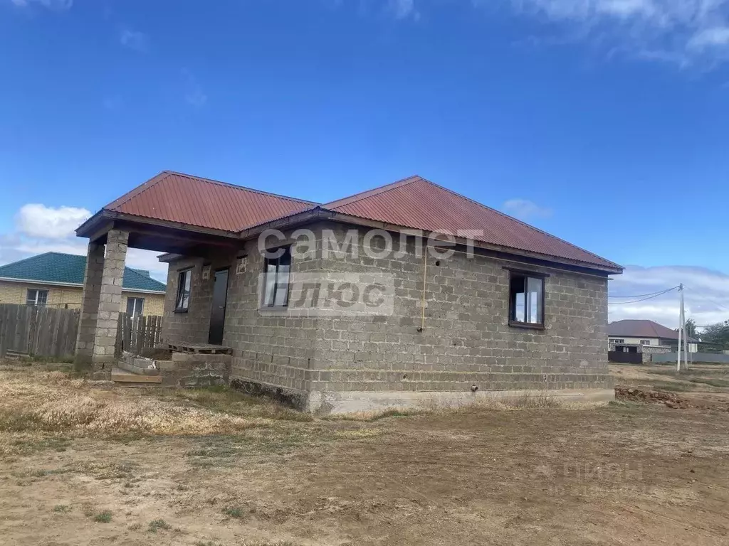 Дом в Астраханская область, пос. Володарский ул. Магистральная, 16 ... - Фото 1