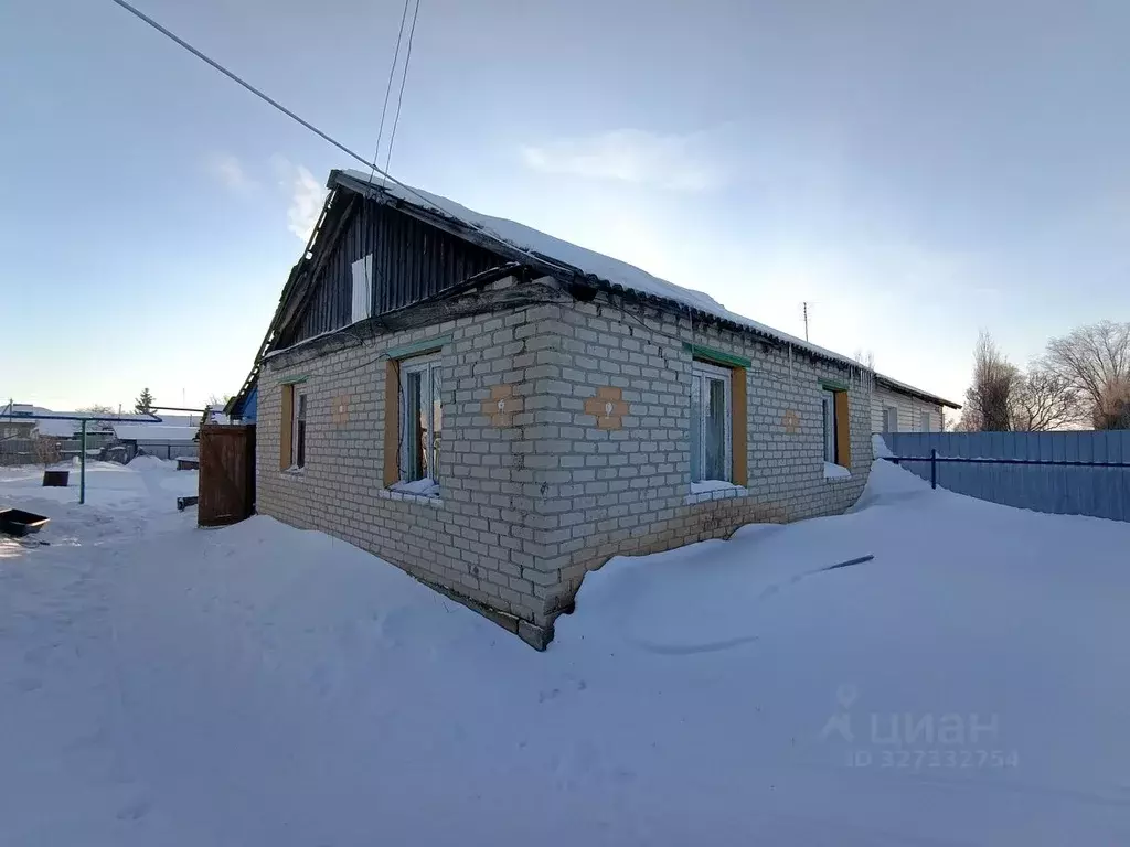 Дом в Саратовская область, Лысогорский район, Октябрьское ... - Фото 1