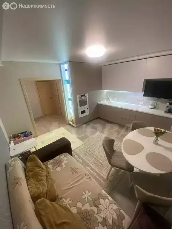 2-комнатная квартира: Тюмень, улица Тимофея Чаркова, 81 (54 м) - Фото 1