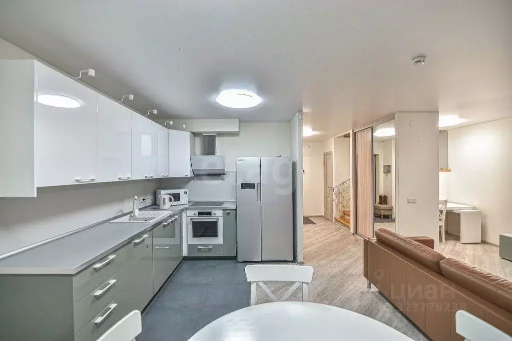 2-к кв. Сахалинская область, Южно-Сахалинск просп. Победы, 59 (95.0 м) - Фото 1