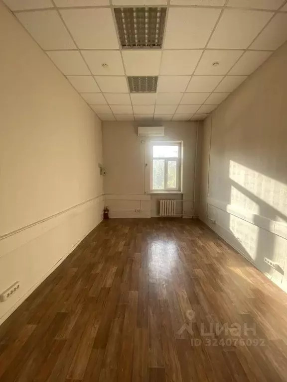 Офис в Волгоградская область, Волгоград ул. В.И. Ленина, 9 (20 м) - Фото 1