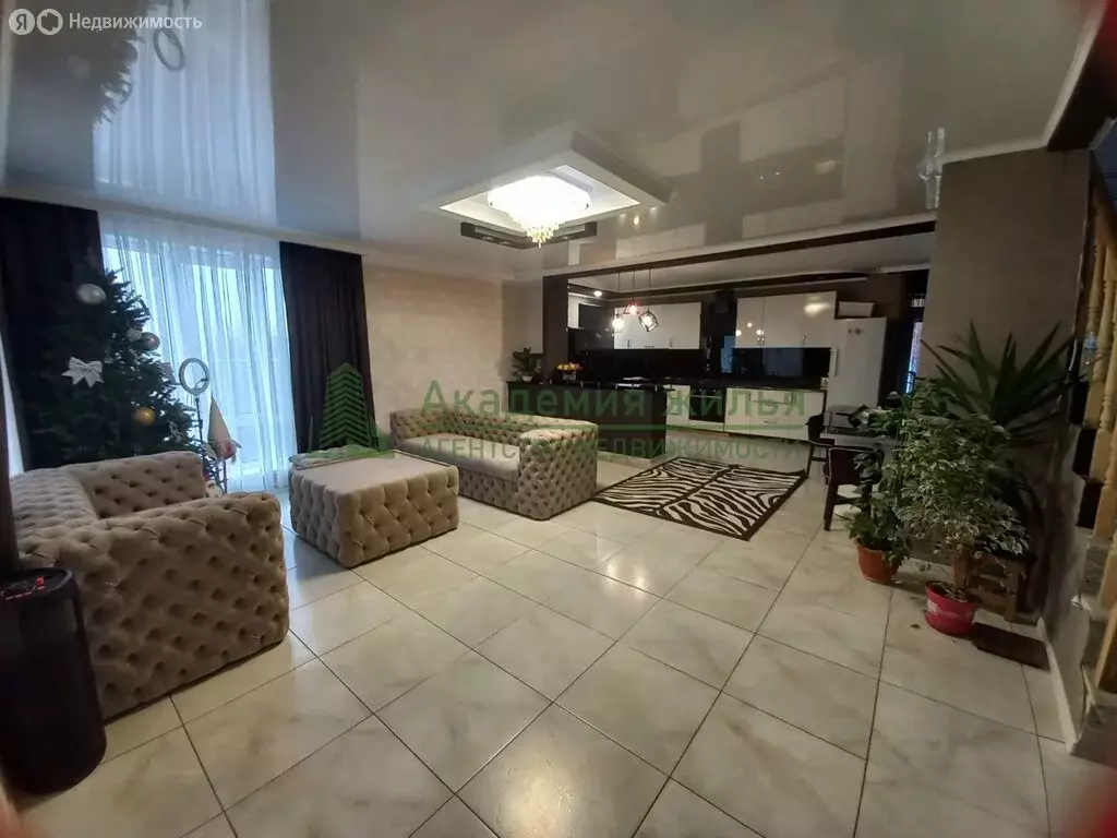 Дом в Энгельс, Интернациональная улица (232.9 м) - Фото 1