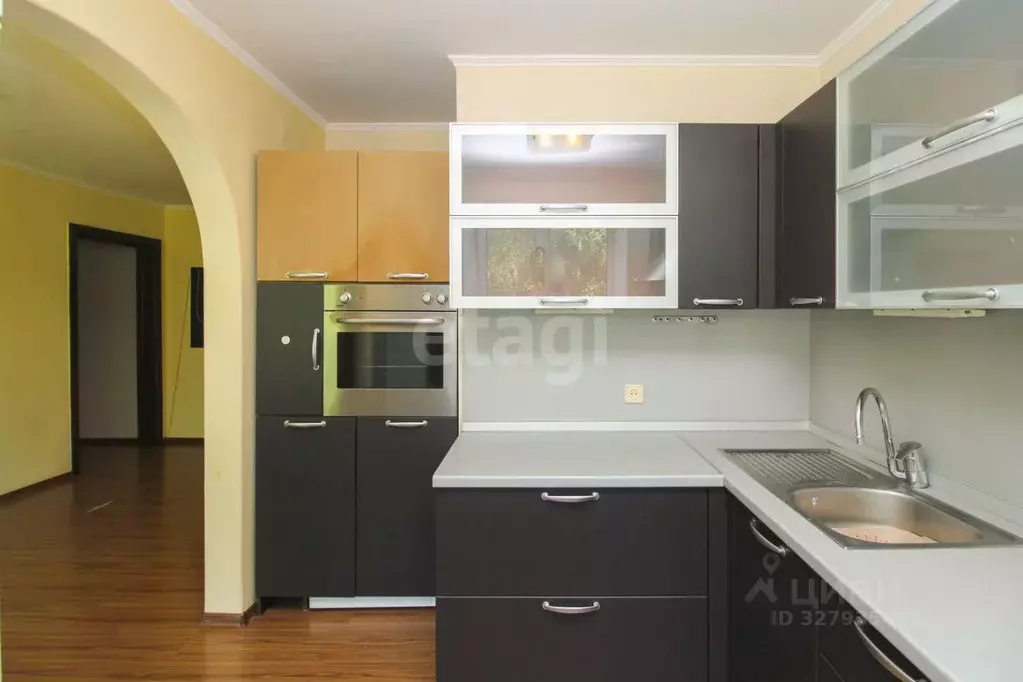 3-к кв. Тюменская область, Тюмень ул. Грибоедова, 8 (49.6 м) - Фото 2