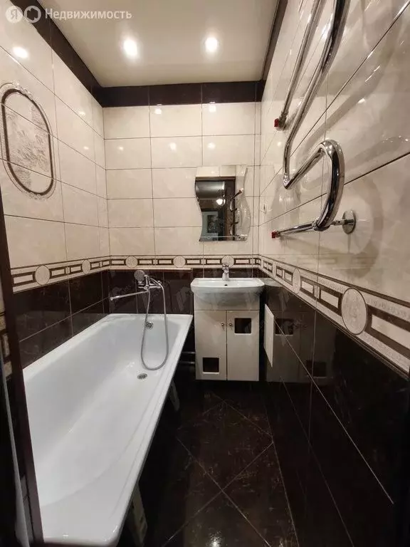 3-комнатная квартира: Астрахань, улица Маркина, 104к1 (54.2 м) - Фото 0