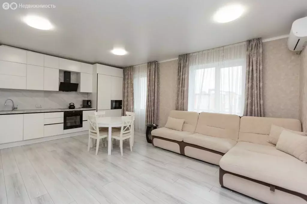 3-комнатная квартира: село Нежинка, Александровская улица, 14 (73 м) - Фото 1