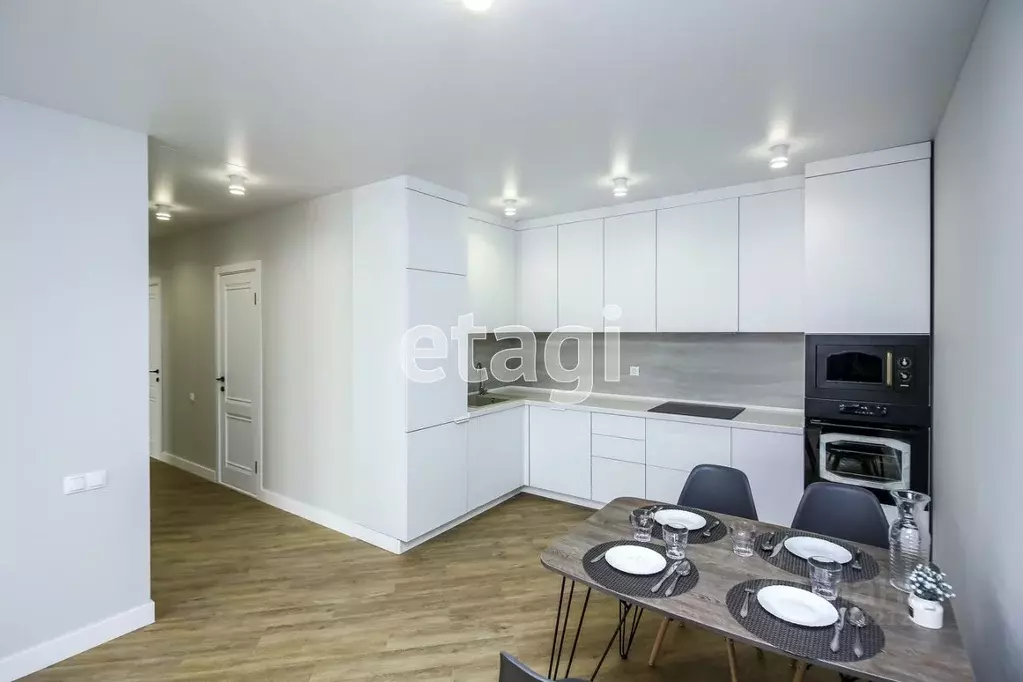 2-к кв. Тюменская область, Тюмень ул. 50 лет Октября, 57В (79.9 м) - Фото 1