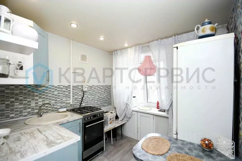 3-к кв. Омская область, Омск наб. Иртышская, 37 (55.1 м) - Фото 0