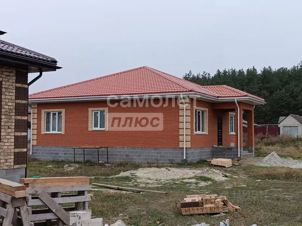 Дом в Курская область, Октябрьский район, Большедолженковский ... - Фото 1