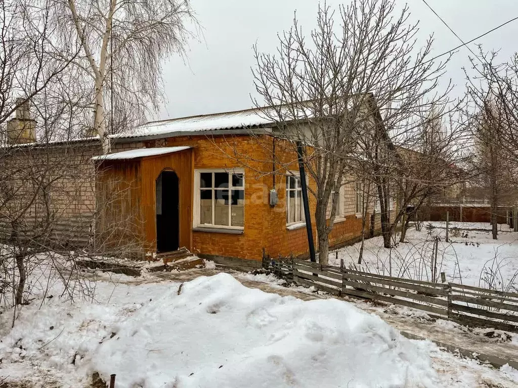 Дом в Оренбургская область, пос. Переволоцкий ул. Кооперативная, 17кв2 ... - Фото 0