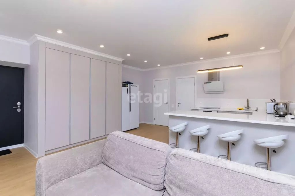 2-к кв. Тюменская область, Тюмень ул. Циолковского, 20А (70.0 м) - Фото 1