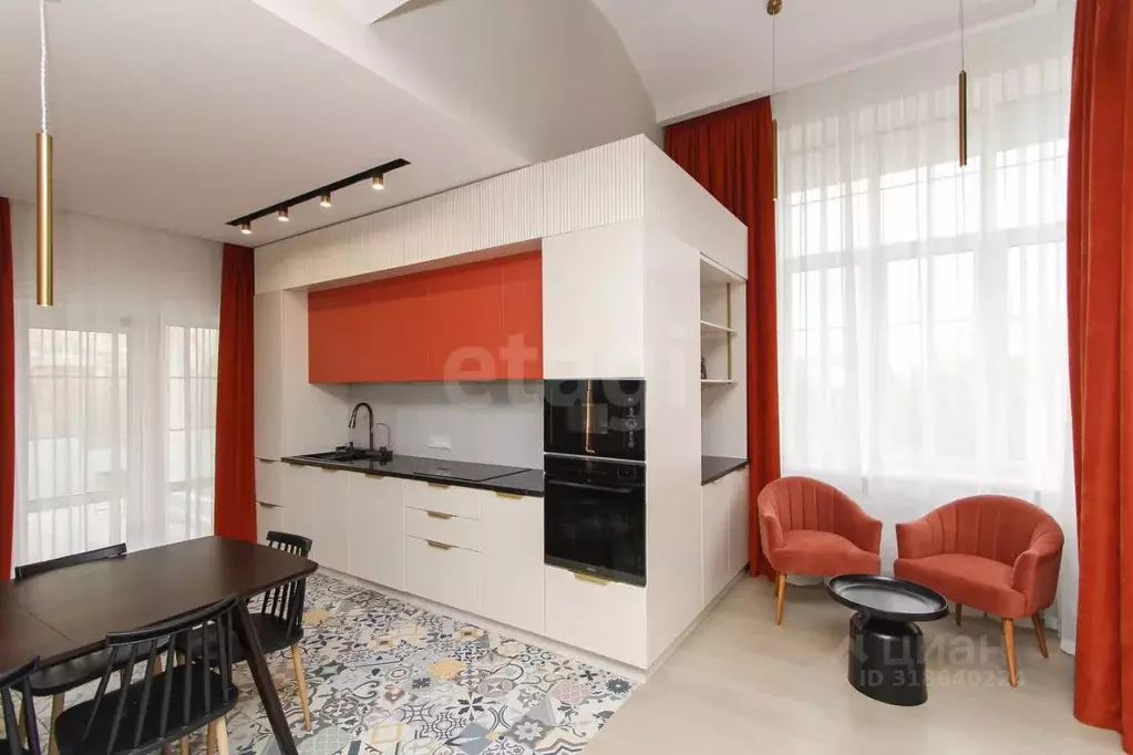 Дом в Тюменская область, Тюмень ул. 8 Августа, 1 (268 м) - Фото 0