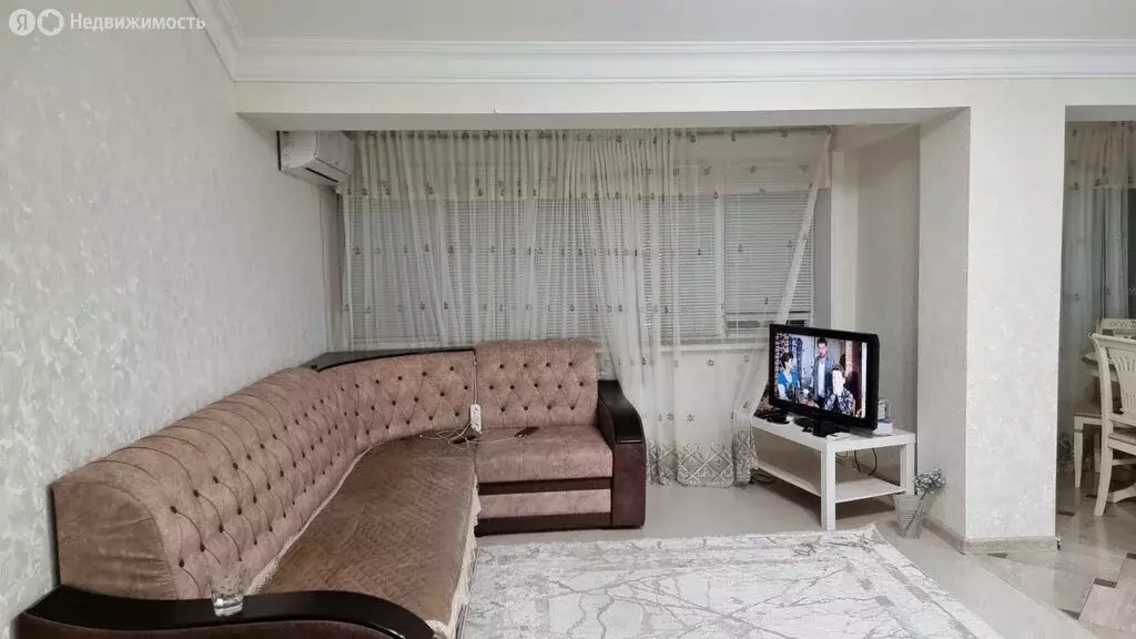 3-комнатная квартира: Махачкала, улица Агасиева, 24В (100 м) - Фото 0