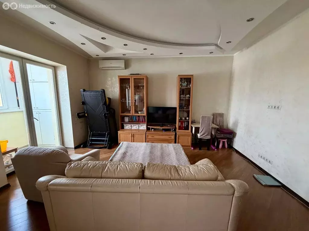 3-комнатная квартира: посёлок городского типа Октябрьский, улица ... - Фото 1