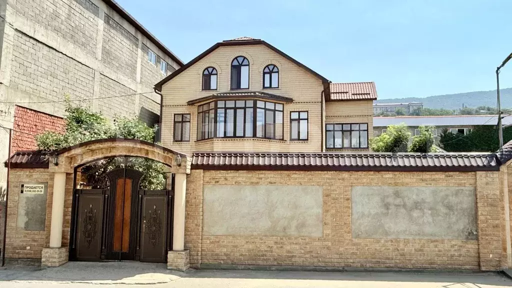 Дом в Дагестан, Махачкала ул. Героев Дагестана, 77 (360 м) - Фото 0