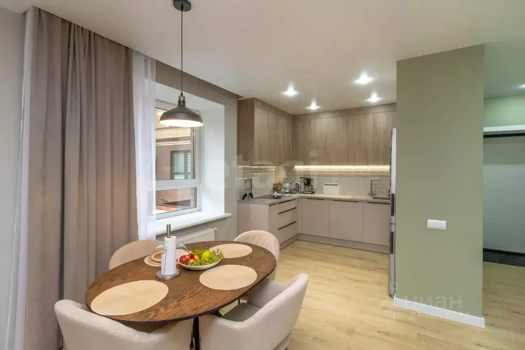 2-к кв. Тюменская область, Тюмень ул. Тимофея Кармацкого, 7 (92.0 м) - Фото 1