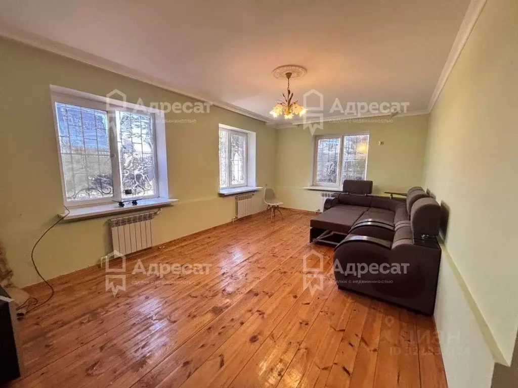 Дом в Волгоградская область, Волгоград ул. Котельникова (242 м) - Фото 1