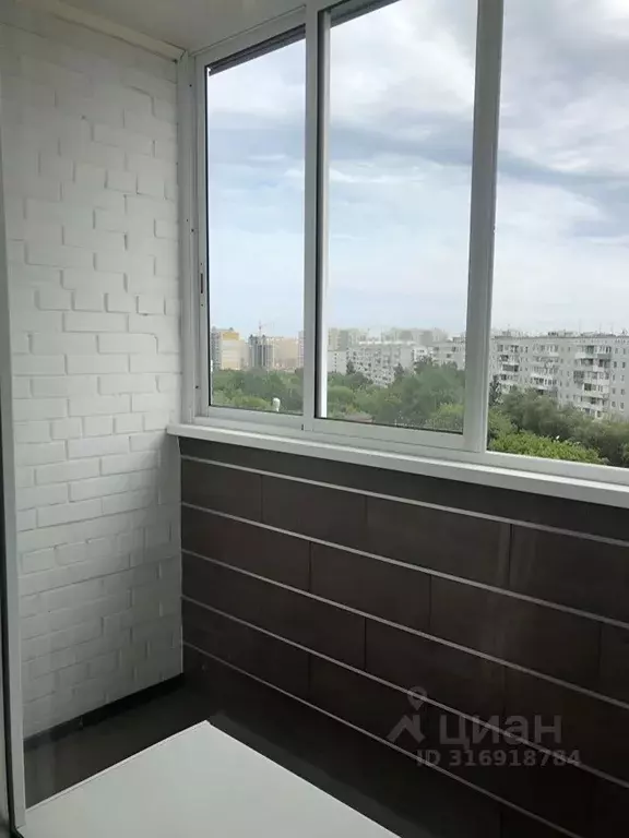 2-к кв. Омская область, Омск просп. Комарова, 14 (60.0 м) - Фото 0