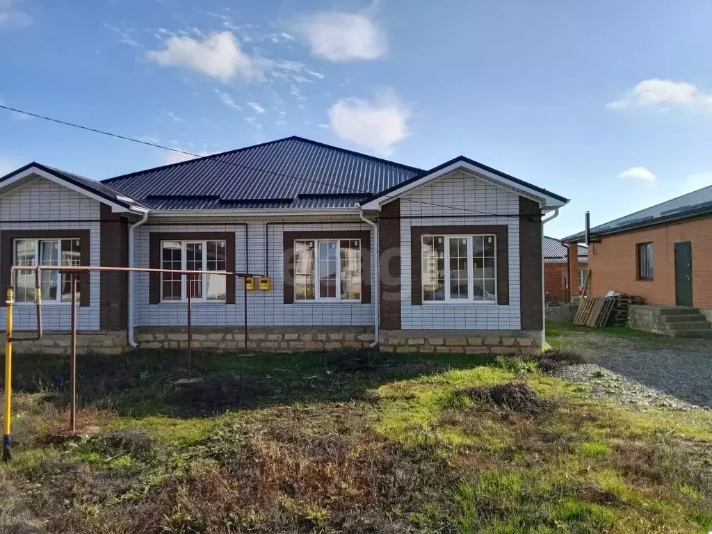 Дом в Ставропольский край, Михайловск Шпаковский район, ул. Александра ... - Фото 1