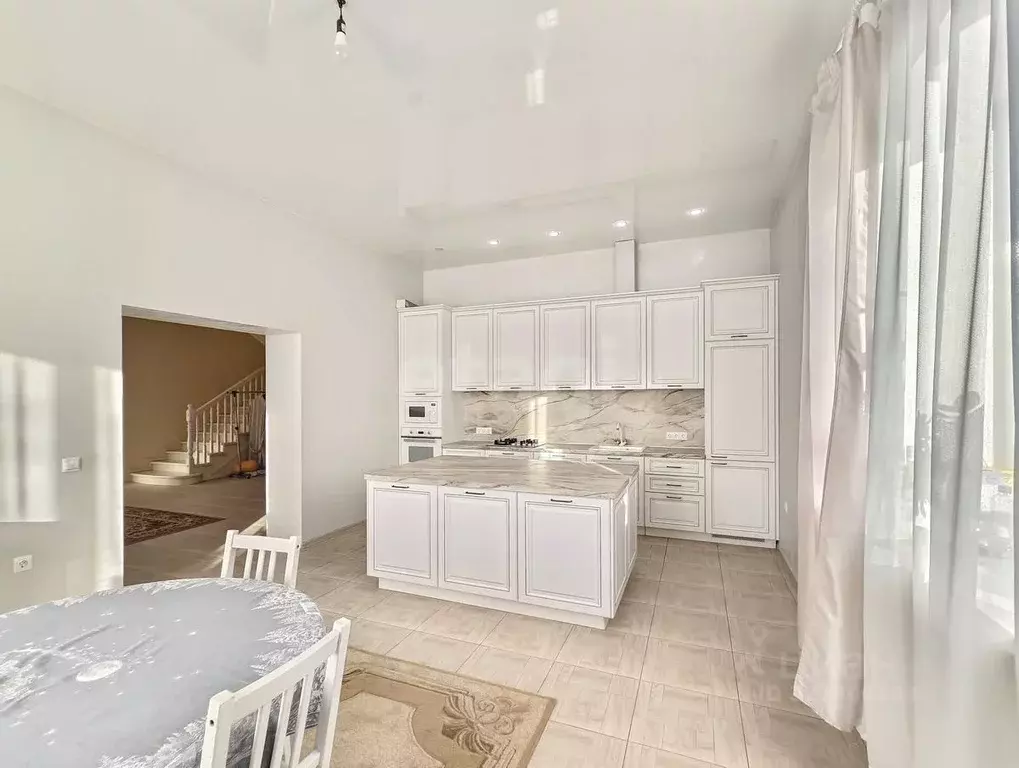 Дом в Тюменская область, Тюмень ул. Алексея Первухина (325 м) - Фото 0