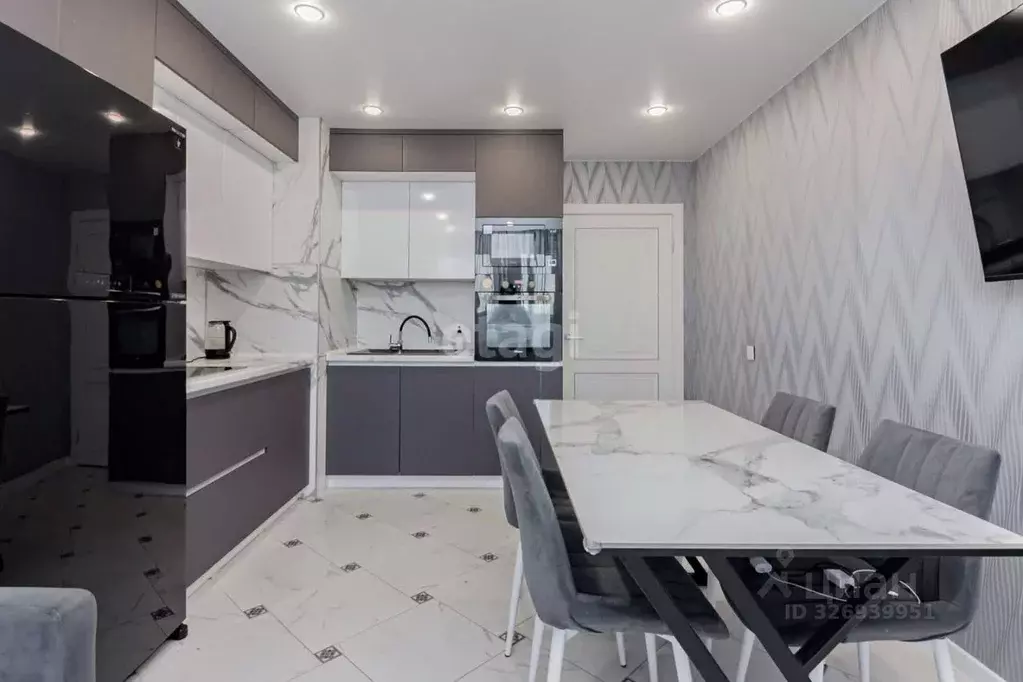 2-к кв. Тюменская область, Тюмень ул. Валентины Трофимовой, 7 (67.5 м) - Фото 1