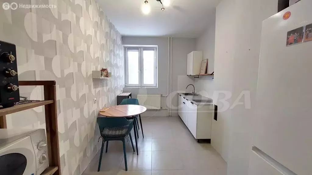 3-комнатная квартира: Тюмень, улица Станислава Карнацевича, 5 (74.5 м) - Фото 1