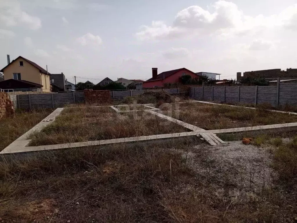 Участок в Крым, Черноморское пгт ул. Яблочная, 11 (7.61 сот.) - Фото 0