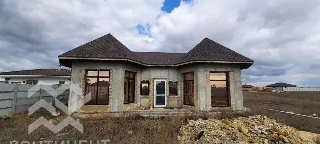 Дом в Крым, Сакский район, с. Уютное ул. Мира, 1 (128 м) - Фото 1