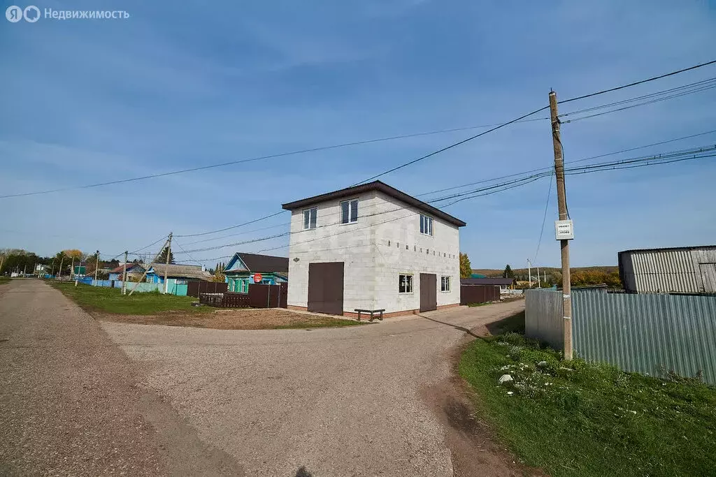 Дом в село Ишеево, улица Узянбаевых (150 м) - Фото 1