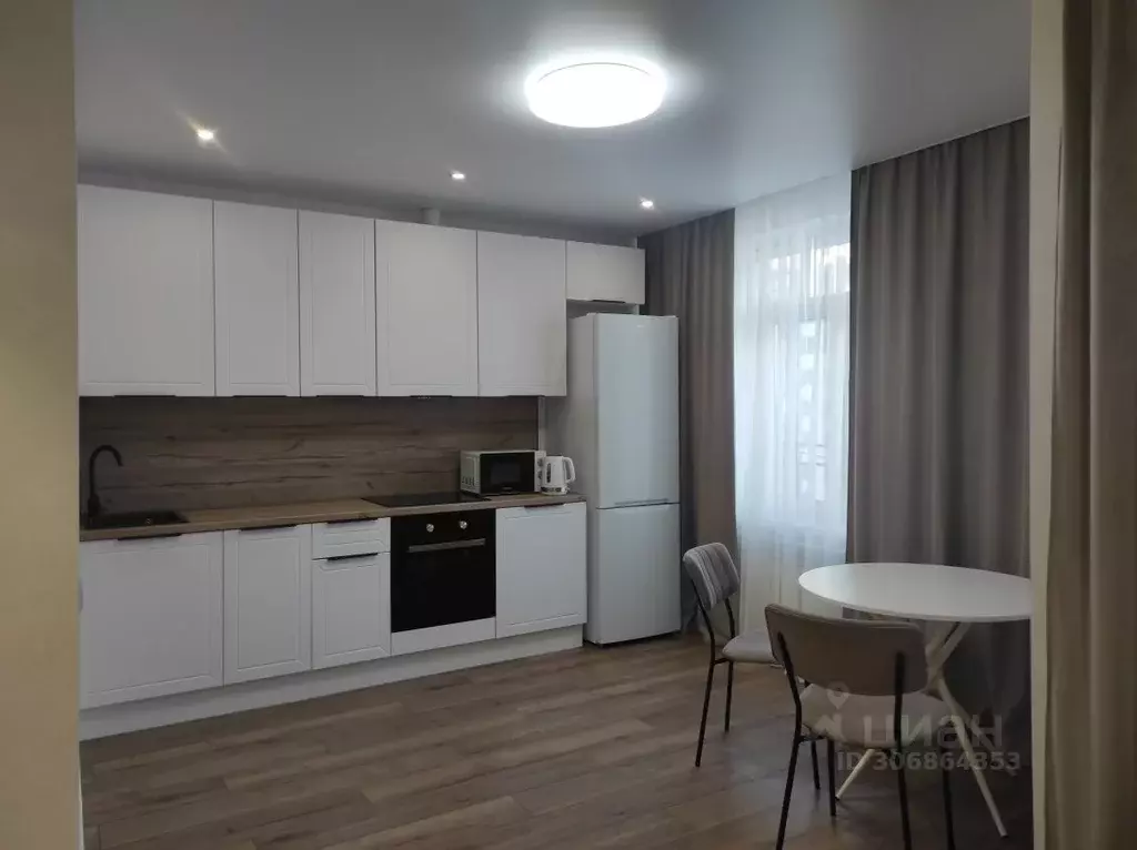 Студия Ханты-Мансийский АО, Сургут ул. Ивана Захарова, 5 (33.0 м) - Фото 1