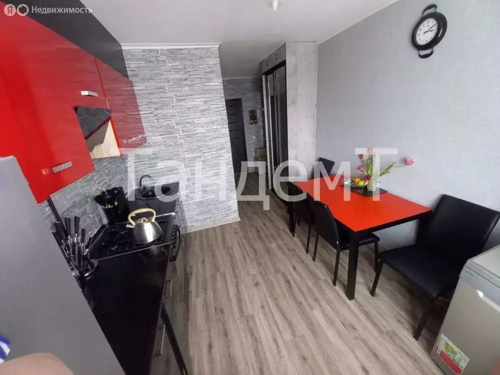 3-комнатная квартира: Омск, Заозёрная улица, 9 (50 м) - Фото 0