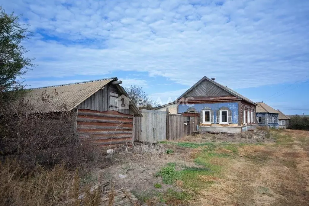 Дом в Саратовская область, Вольский район, Широкобуеракское ... - Фото 1
