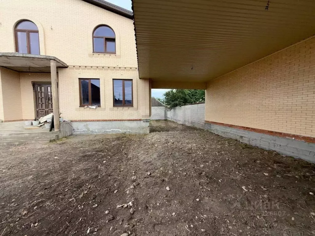 Дом в Ингушетия, Карабулак ул. Бородацкого (360 м) - Фото 1